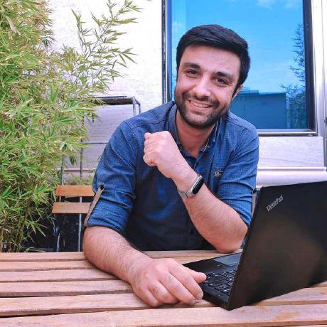 عکس آرمان علی‌قنبری — سخنران فرانت‌چپتر