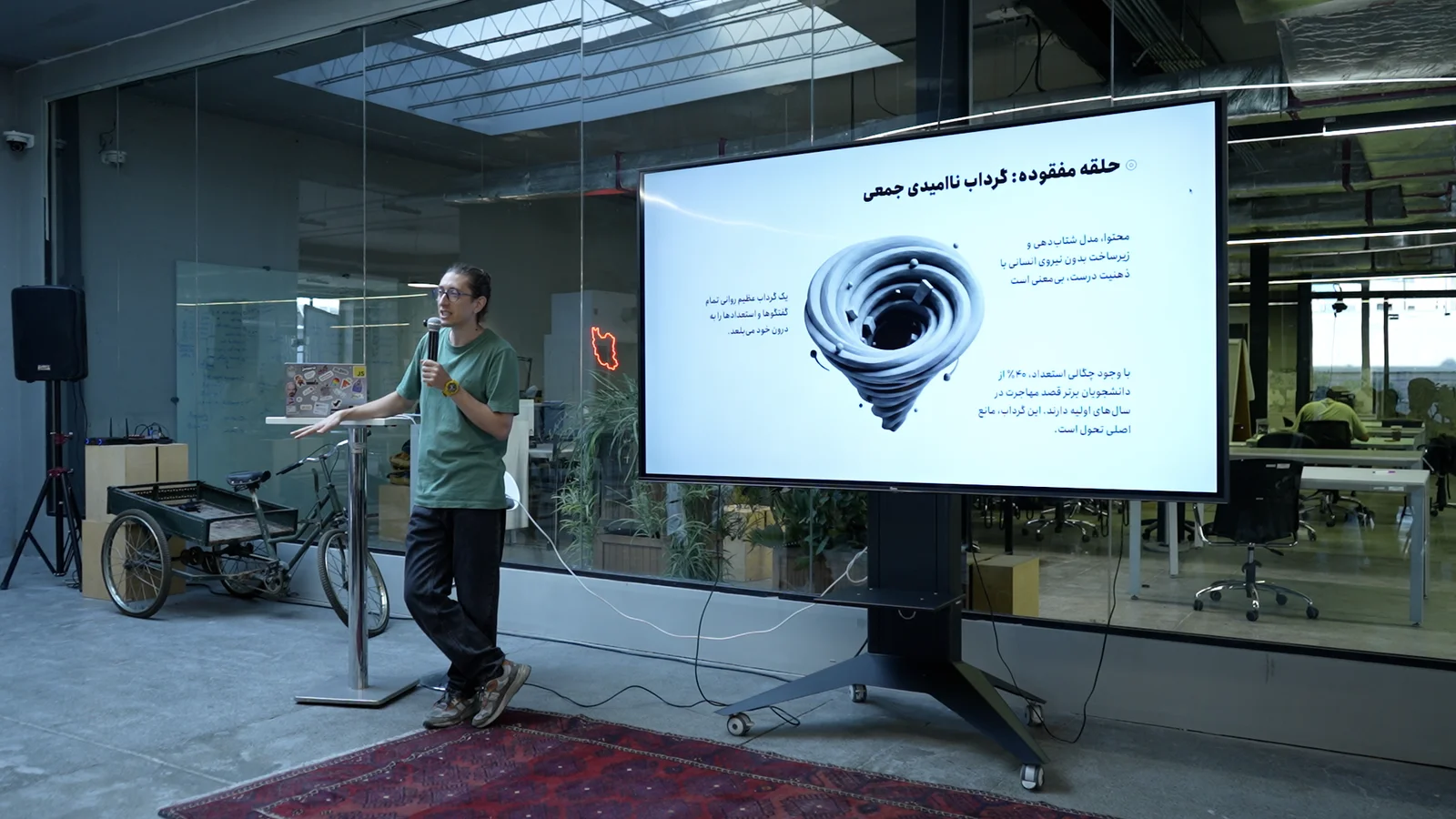 ارائه اتابک آکسون از کارخانه هوش مصنوعی ایران در رویداد در میان مه